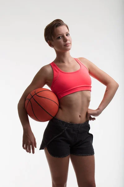 Jovem com uma bola de basquete — Fotografia de Stock