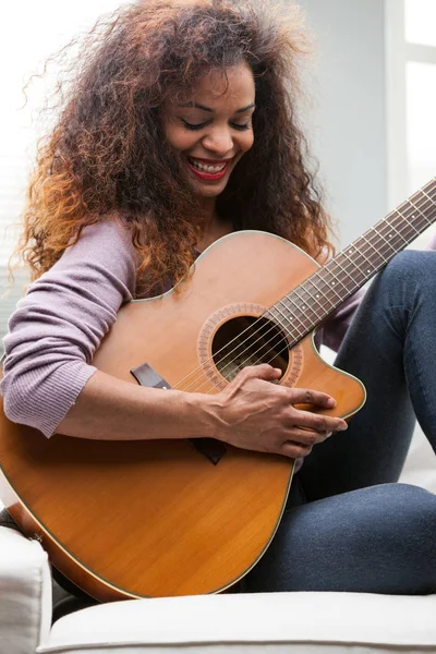 Γυναίκα που έχει τη διασκέδαση με την κιθάρα της — Φωτογραφία Αρχείου