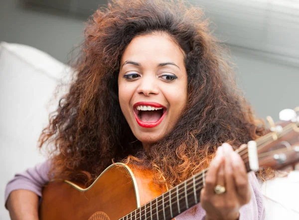 Vrouw met plezier met haar gitaar — Stockfoto