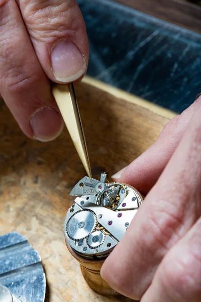 Uhrmacher repariert eine geöffnete Uhr — Stockfoto