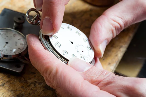 Relojoeiro fixação de um relógio de bolso de nabo (detalhe ) — Fotografia de Stock