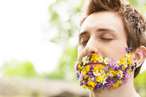Portrait d'un gars avec des fleurs au lieu de sa barbe — Photo
