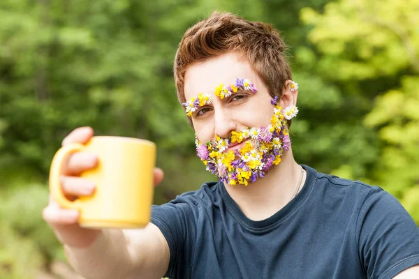 Χαλαρή hipster λουλούδι-γενειοφόρος τύπος κάνει μια πρόποση — Φωτογραφία Αρχείου