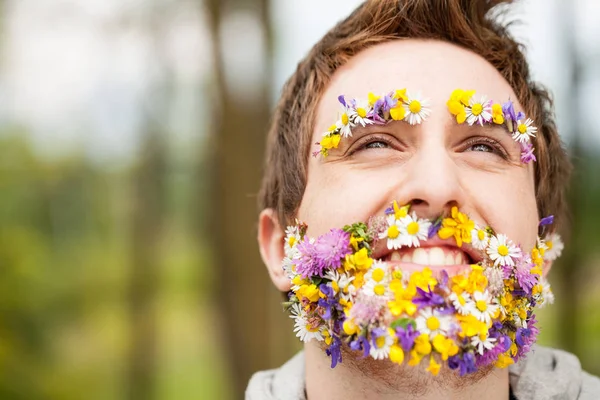 Portrait d'un gars avec des fleurs au lieu de sa barbe — Photo