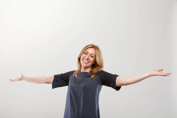 Blonde real smiling woman with open arms — Stock Photo, Image