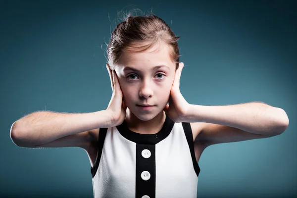 Menina impedindo-se de ouvir — Fotografia de Stock