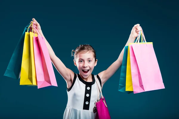 Chica llevando un montón de bolsas de compras —  Fotos de Stock