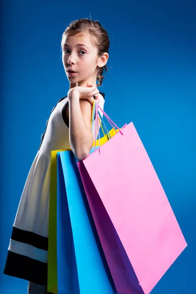 Meisje shopping met veel zakken — Stockfoto