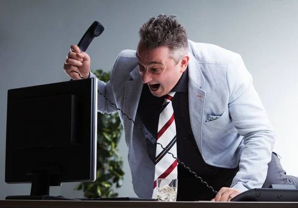 Wütender molliger Manager zerstört seinen PC — Stockfoto