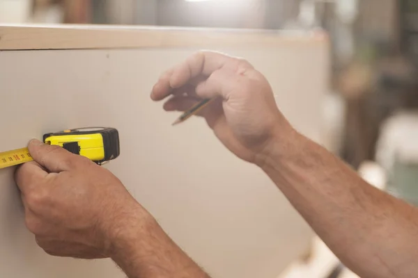 Lenhador Segurando Uma Fita Métrica Escrevendo Algumas Medidas Com Seu — Fotografia de Stock