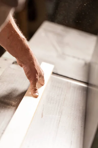 Hands shaving a plank on a surface planner — Stock Photo, Image