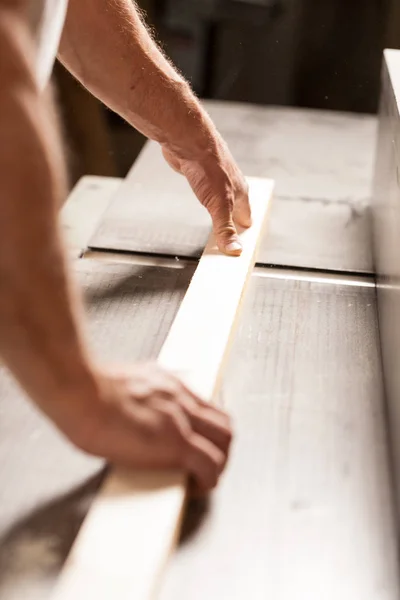 Handen scheren een plank op een oppervlak planner — Stockfoto