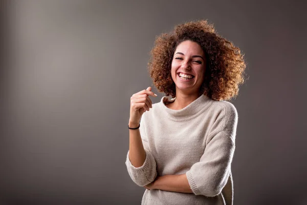 Feliz curly sul-americano mulher risos — Fotografia de Stock