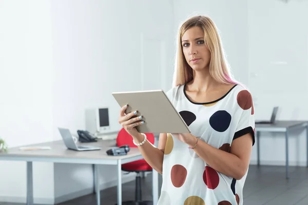 Mujer real en una oficina realista —  Fotos de Stock