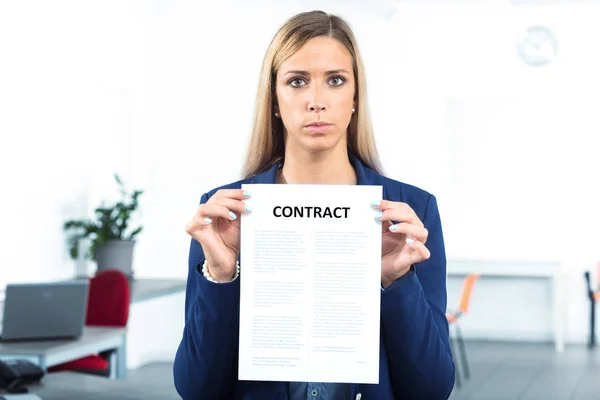 Mujer en posesión y presentación de un contrato — Foto de Stock