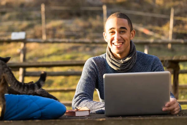 Smiling young businessman working outdoors — Stock Photo, Image