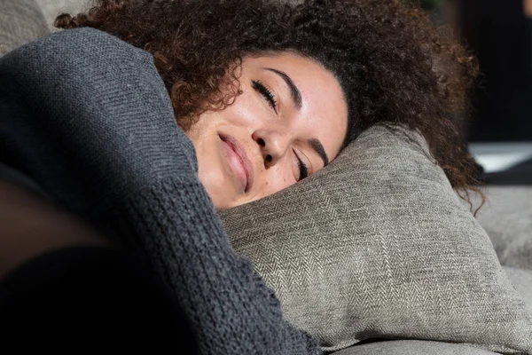 Raylight kissing young sleeping woman's face — Stock Photo, Image