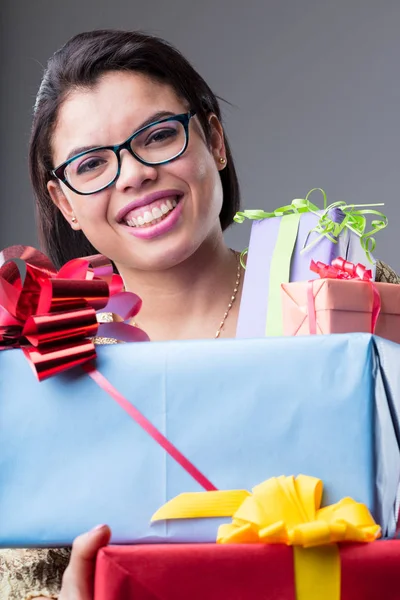 Lachende vrouw met vele geschenken — Stockfoto