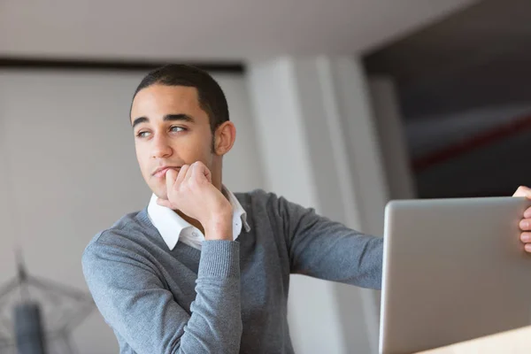 Joven planeando su gran futuro —  Fotos de Stock