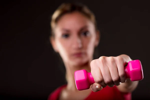 Mujer luchando su grasa apilamiento levantamiento de pesas — Foto de Stock