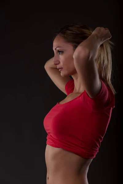 Apto mulher atlética com um corpo bem torneado tonificado — Fotografia de Stock