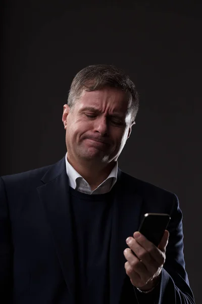 Разочарованный взрослый мужчина с мобильным телефоном — стоковое фото
