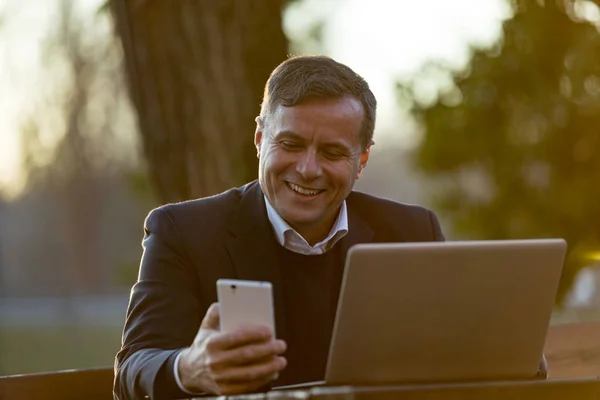 Hombre de negocios feliz recibir un mensaje de texto — Foto de Stock