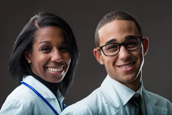 Coppia di medici afro-americani su sfondo scuro — Foto Stock