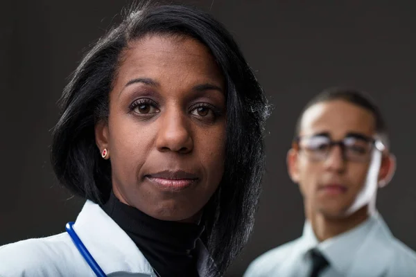 Pareja de médicos afroamericanos sobre fondo oscuro — Foto de Stock