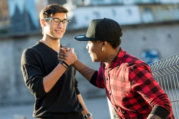 Gute Freunde scherzen über ihren geheimen Händedruck — Stockfoto