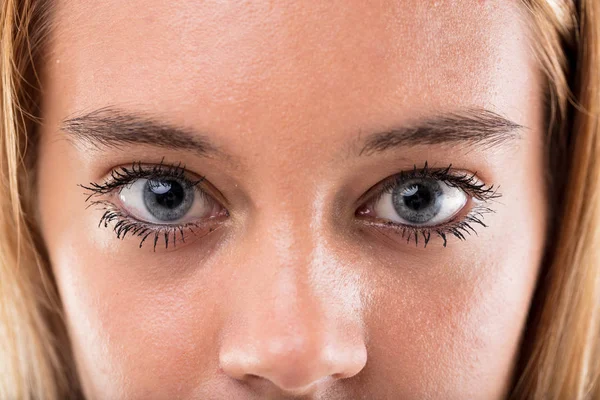 Tini-ager csodálatos szeme közelről — Stock Fotó