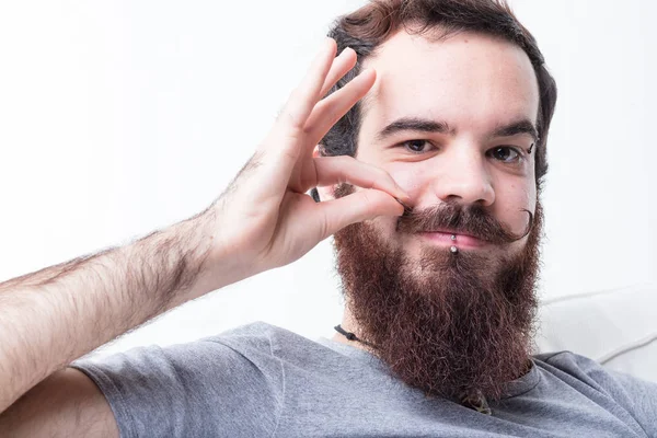 Uomo con barba e baffi — Foto Stock