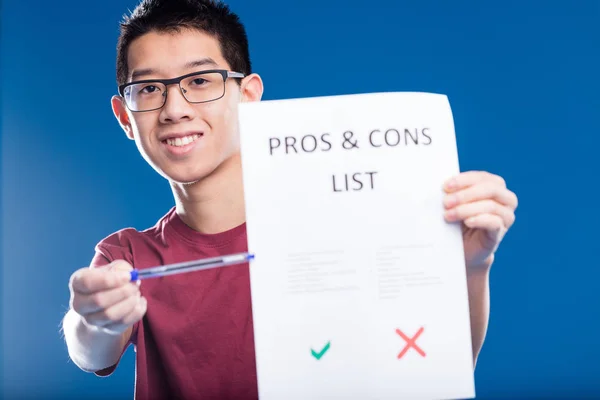 Gelukkig Aziatisch vent met een lijst van voor- en nadelen — Stockfoto