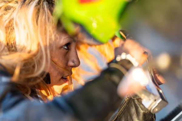 Donna che installa la sua moto per correre — Foto Stock