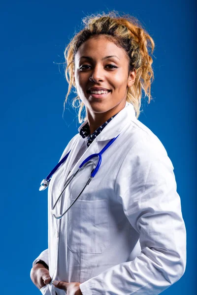 Sourire réconfortant d'une femme médecin — Photo