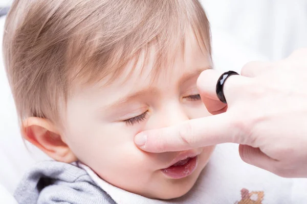 Madre pulisce il viso della sua piccola figlia — Foto Stock