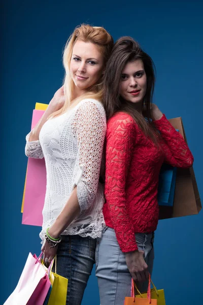 Rygg mot rygg shopping krigare kvinnor — Stockfoto