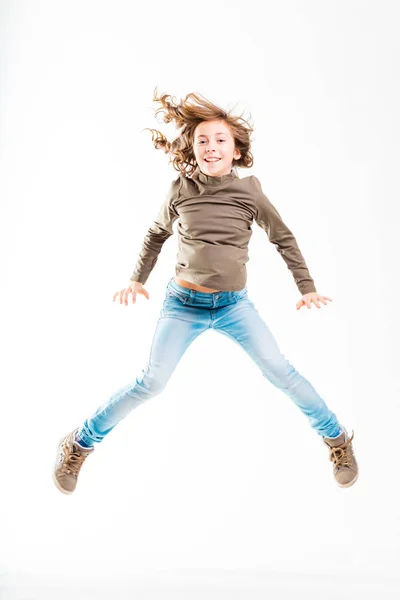 Saltando chica aislado en blanco — Foto de Stock