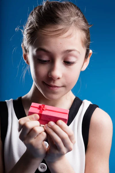 Menina hpoing em um grande presente — Fotografia de Stock