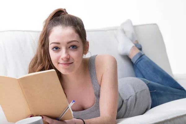 Söt flicka studerar på soffa — Stockfoto