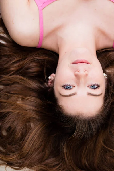 Occhi blu ragazza ritratto a testa in giù — Foto Stock