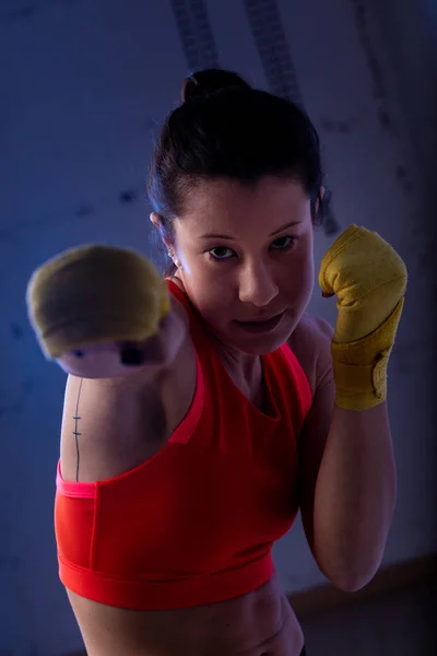 Vrouw die vechtsport beoefent — Stockfoto