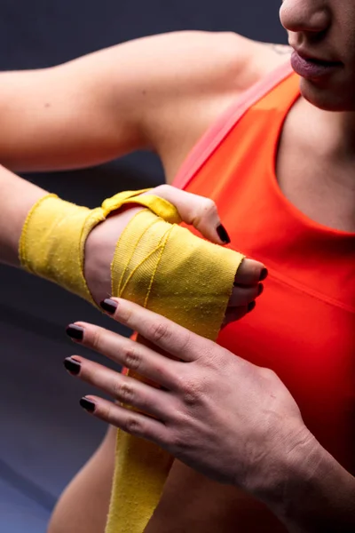 Kobieta, przygotowanie do sztuk walki — Zdjęcie stockowe