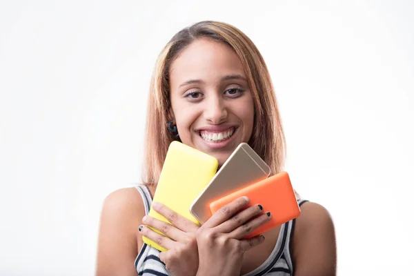 Handy-süchtiges Mädchen hat Spaß mit ihrem geliebten Smartphone — Stockfoto