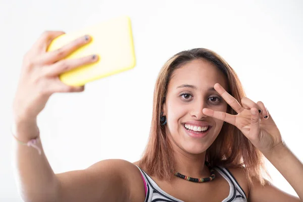 Telefone viciado menina se divertindo com seu amado smartphone — Fotografia de Stock