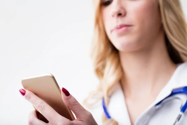 Lekarz medycyny i jej smartphone — Zdjęcie stockowe