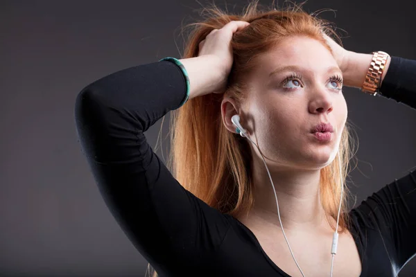 Mulher penteando enquanto ouve música — Fotografia de Stock