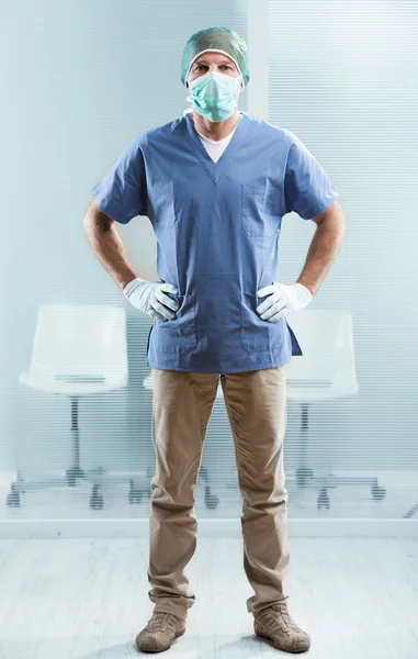Чоловіча медсестра готова допомогти — стокове фото