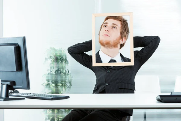 Lustiges Konzept einer träumenden Büroangestellten — Stockfoto