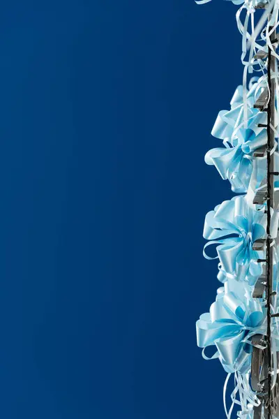 Blå band och sky bakgrunden — Stockfoto